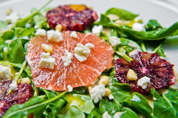 Salada fresca com frutas cítricas