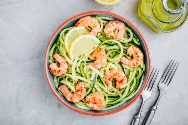 Spaghetti de abobrinha com pesto e camarão