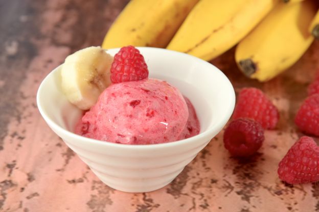 Sorvete light de banana e frutas vermelhas