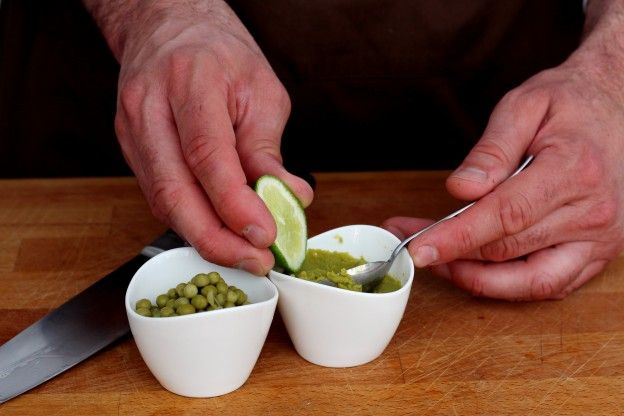 Preparar o hommus de petits pois