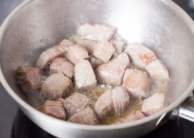 Ignorando a etapa de dourar a carne para ensopados