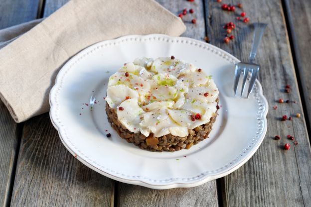 Carpaccio de vieiras com lentilhas verdes