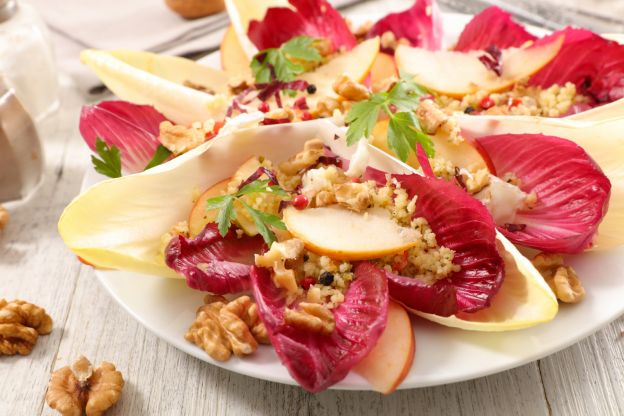 Salada de endívia com maçãs e nozes