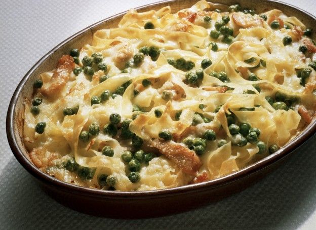 Gratinado de tagliatelles com bacon e petits-pois