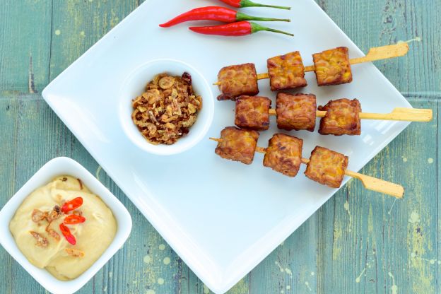 Espetos de tempeh com molho expresso de gengibre e amendoim