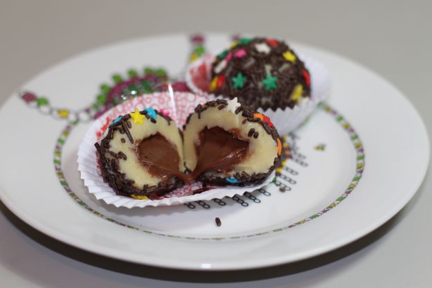 Brigadeiro de maracujá recheado com brigadeiro