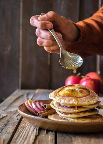 Pancakes de milho e maçãs