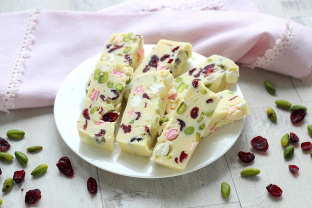 Barras de chocolate branco com pistache e cranberries