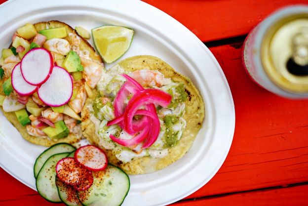 Tostadas de ceviche de camarão