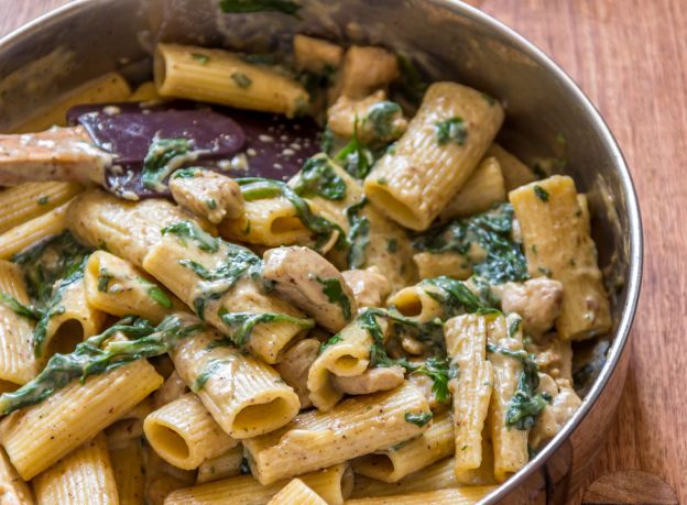 18. Rigatoni com creme de espinafre e alcachofra