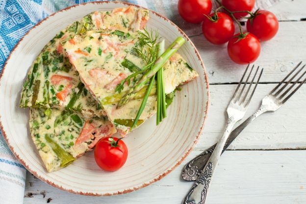 Fritada com salmão e espargos verdes