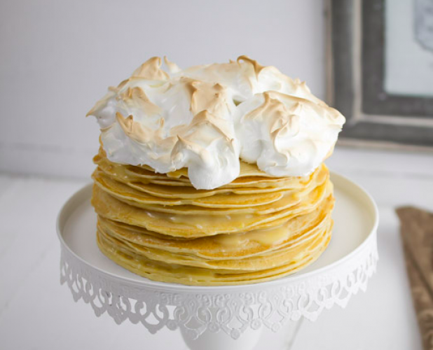 Torta de crepes com creme de limão e merengue