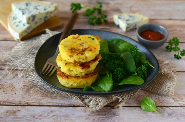 Discos de polenta com gorgonzola