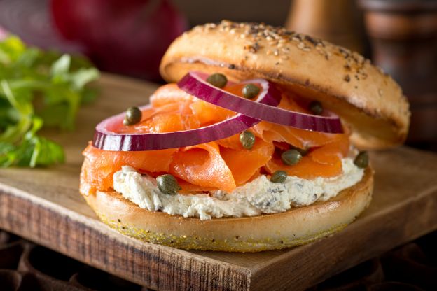 Bagels com cream cheese e salmão defumado