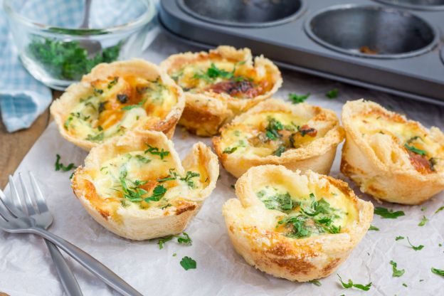 Mini quiches de pão com bacon e queijo