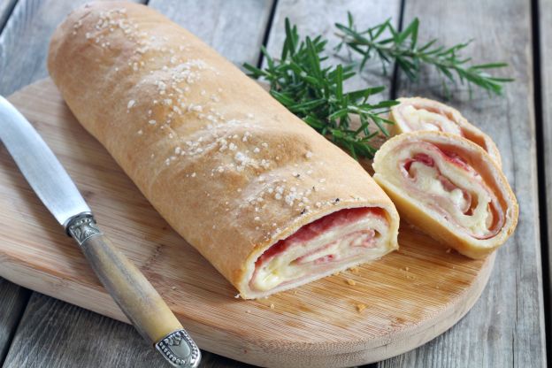 Rocambole de queijo e presunto