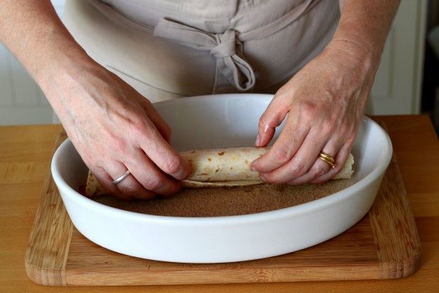 Passar a tortilla no açúcar com canela.