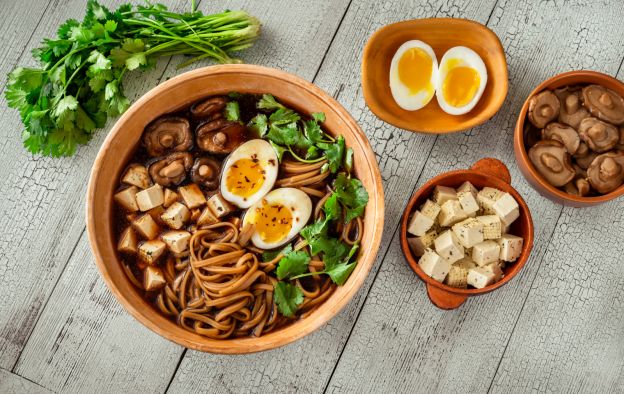 Ramen proteico vegetariano com tofu, cogumelos, coentro e ovo