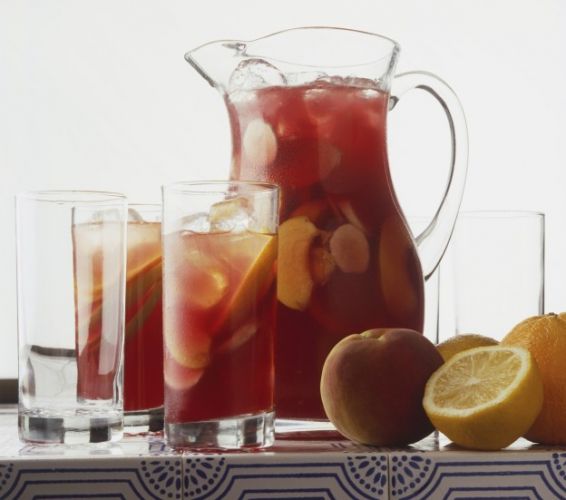 Sangria de limão e pêssegos