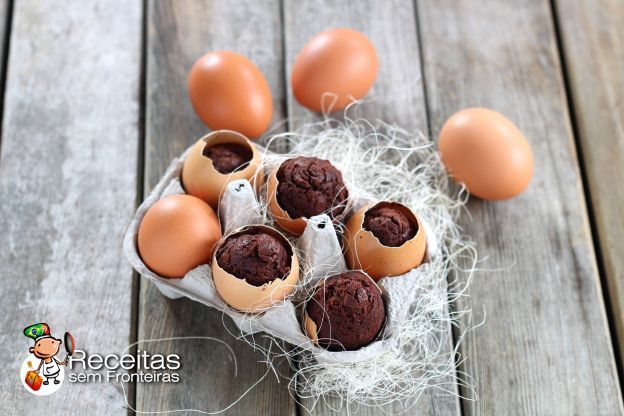 muffins de chocolate em cascas de ovos