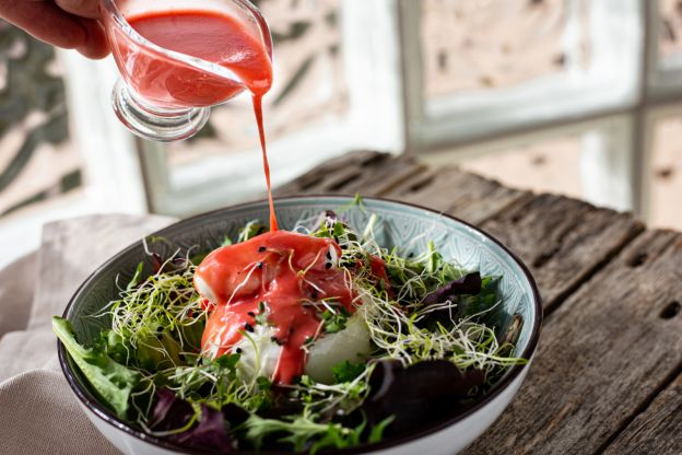 Salada de burrata com molho de framboesa