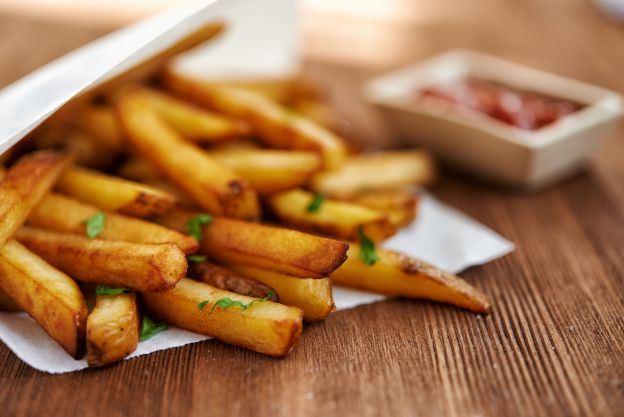 8. Batatas fritas caseiras crocantes e sem óleo