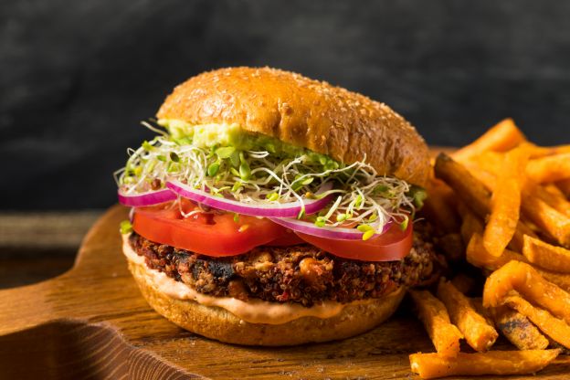 Hambúrguer vegetariano com quinoa, feijão preto e nozes