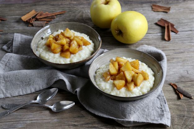 Pudim de arroz com maçãs caramelizadas e canela da Escandinávia