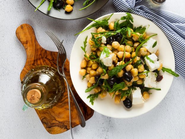 Salada de grão de bico, rúcula, feta e azeitonas