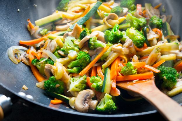 Verduras salteadas com molho de amendoim