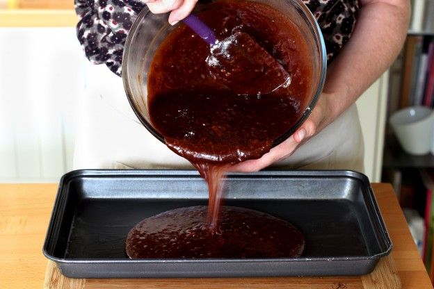 Colocar a massa de brownie na assadeira