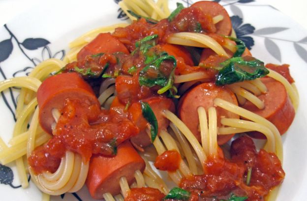 Macarrão com salsicha - Espaguete à la Trocador