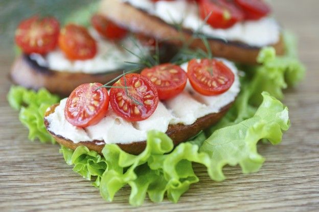 Bruschetta de queijo e tomates cerejas