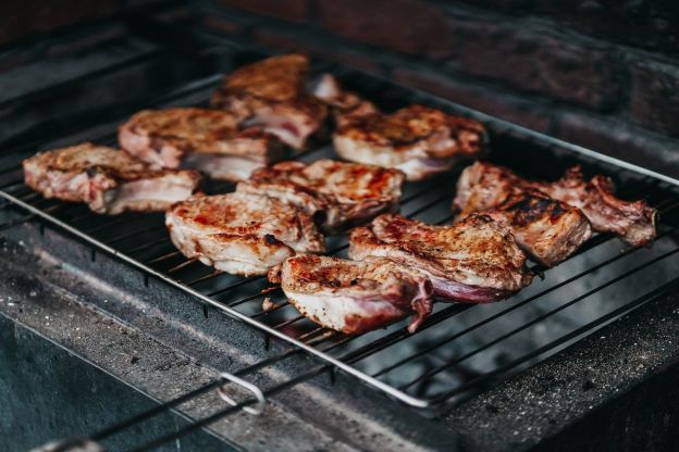 Chuletones a las brasas (Costeletas suínas na brasa)