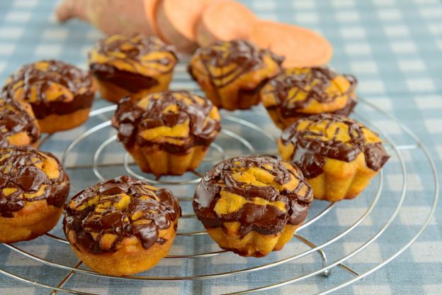 Muffins de cenoura com calda de chocolate