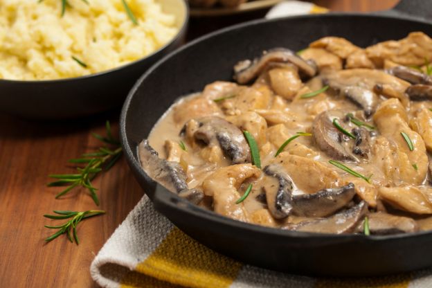 Peito de frango salteado com champignons