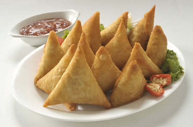 10- Samosas de carne, cenoura e ervilhas