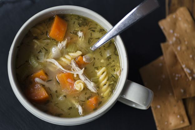 Usando apenas carne de peito na sopa de macarrão de frango