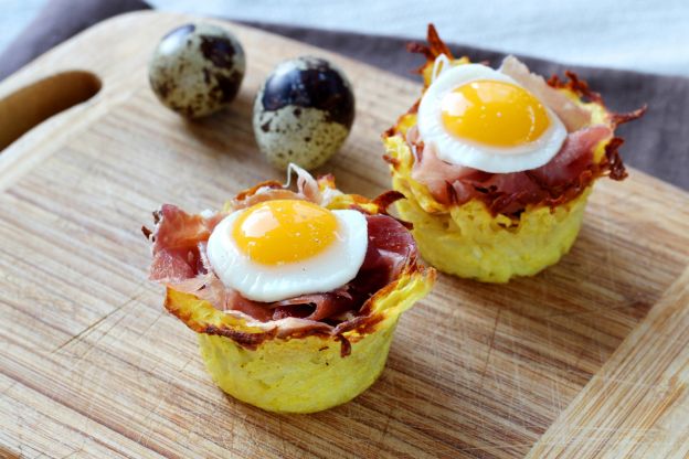 Ninhos de batata com bacon e ovos