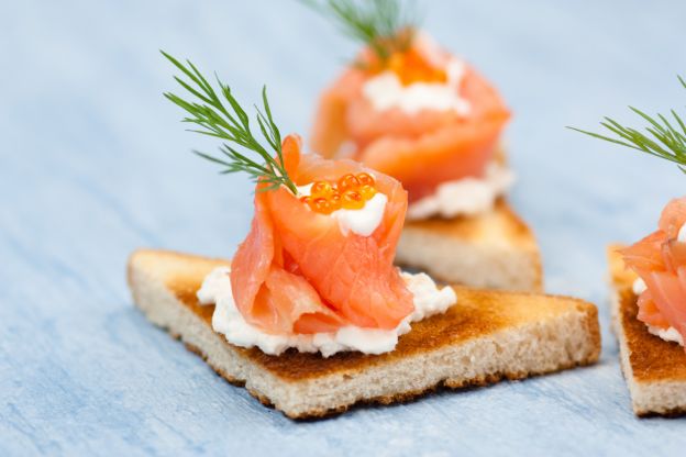 Crostini de ricota aromatizado com pesto, rúcula e salmão defumado