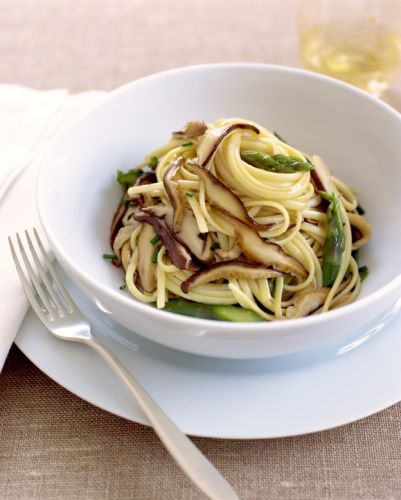 Spaghetti com cèpes e pontas de aspargos