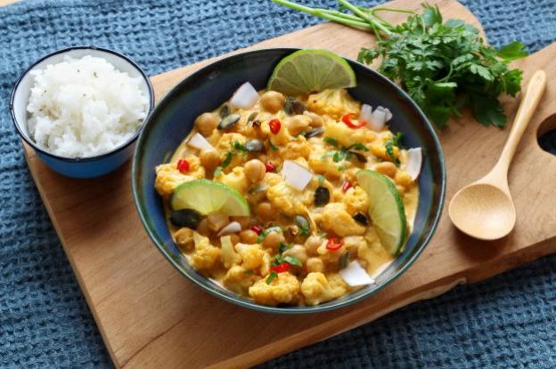 Curry vegano com couve-flor e grão de bico