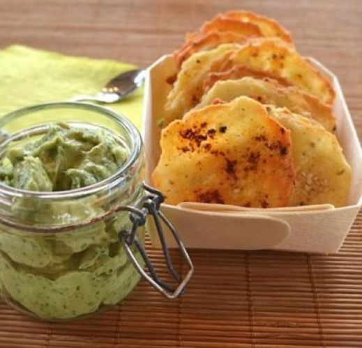 Chips de parmesão com guacamole