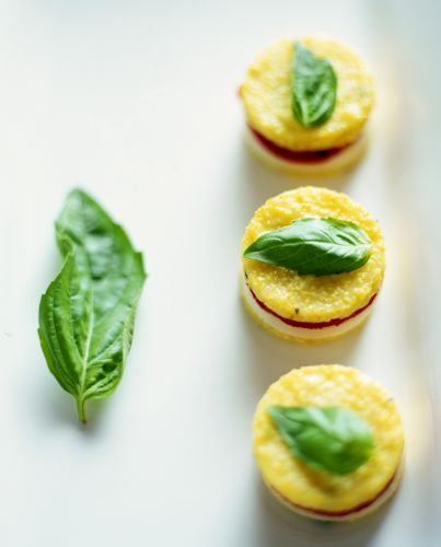 Sanduíches de polenta, tomate, mussarela e berinjela