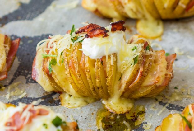 Batata Hasselback com queijo