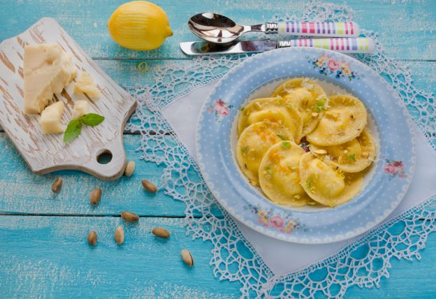 Ravioli al limão em manteiga de sálvia