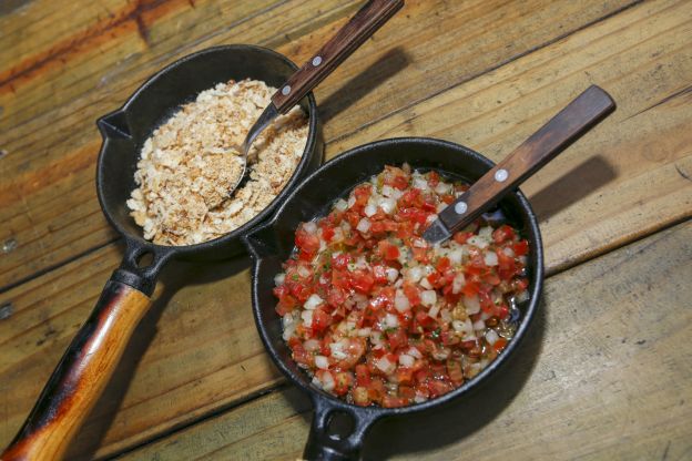 Vinagrete (molho gaúcho), farinha torrada e molho de pimenta para acompanhar