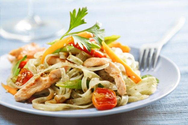 Spaghetti com frango e legumes