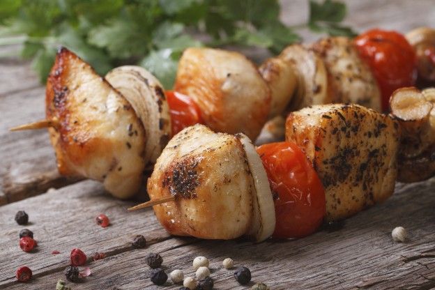 Brochettes de frango e tomates cerejas