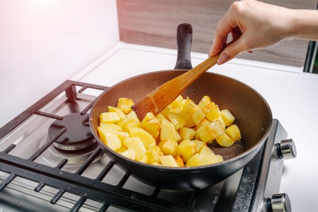 3. Cozinhe as batatas camada por camada